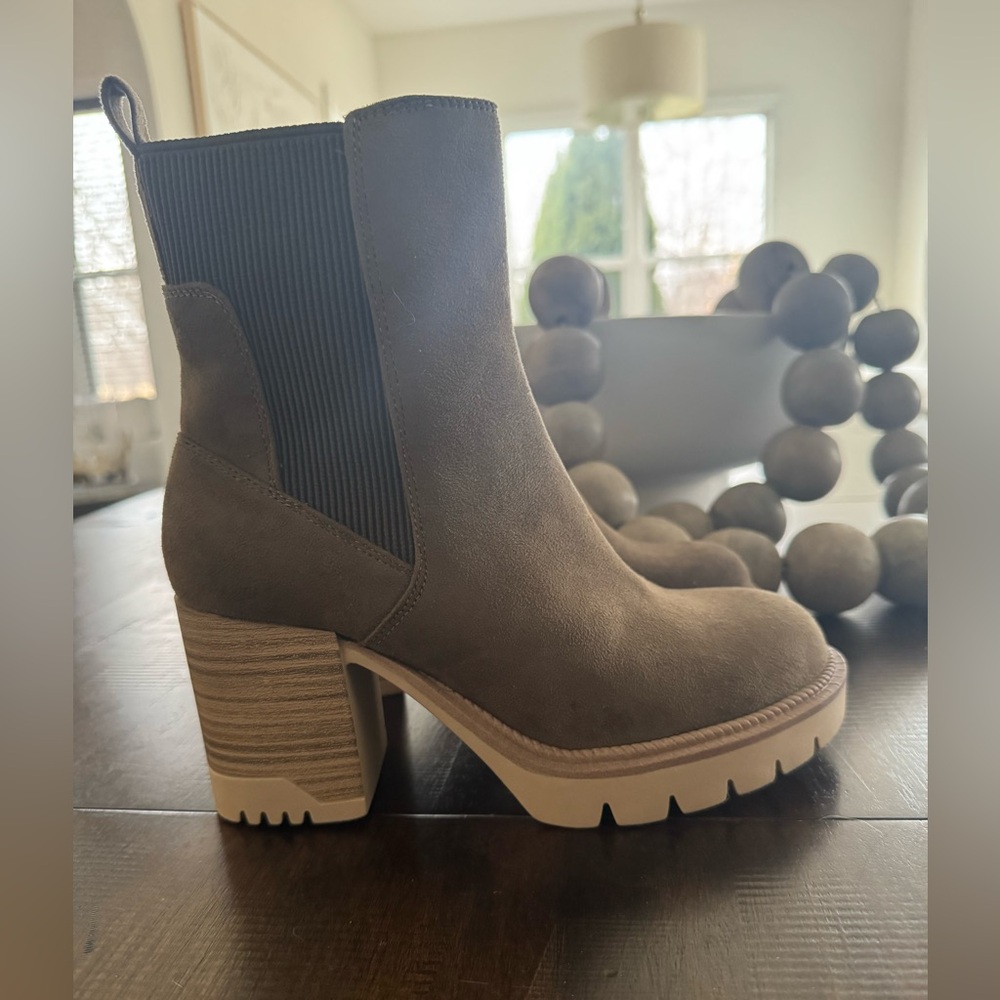 Altar’d State Women’s Suede Block Heel Chelsea Boot - Taupe~Size 7